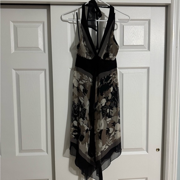 Elegant Black and Cream Floral Dress - Picture 1 of 2